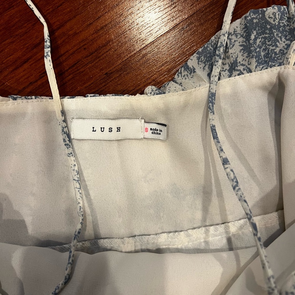 Lush Ruffled Top - Picture 2 of 3